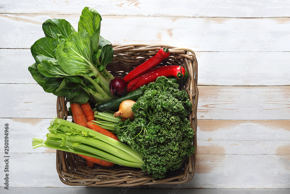 Zielone warzywa. Kosz pełen świeżych zdrowych warzyw. - obrazy, fototapety, plakaty 
