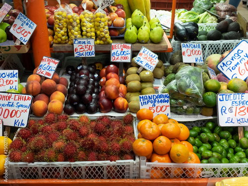 Mercado de frutas tropicales © theshoother