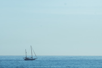  Bateau au large dans la mer, Barcelone