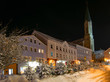 Nachtaufnahme des Marktplatzes in der Altstadt von Waldkirchen im Bayerischen Wald, Niederbayern, Bayern, Deutschland 