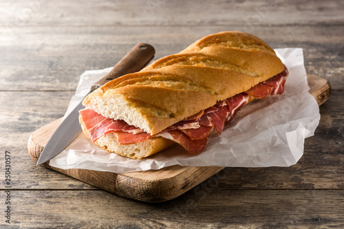 Fotografía Spanish serrano ham sandwich on wooden table