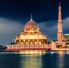 Wall Mural -  Putrajaya skyline. Amazing view of Putra mosque.