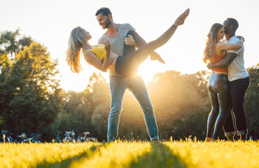 Poster - Frauen und Männer haben Spaß beim Tanzen im Park