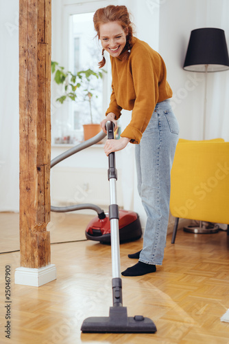 Happy Girl Cleaning Floor With Vacuum Cleaner Kaufen Sie Dieses