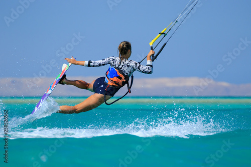 Dekoracja na wymiar  kitesurfing-dziewczyna-w-seksownym-stroju-kapielowym-z-latawcem-na-niebie-na-pokladzie-w-blekitnych-falach-morskich-z