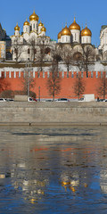 Wall Mural - Anticipation of spring. Russian Orthodox Cathedrals in Kremlin and reflection in Moscow river. Russia