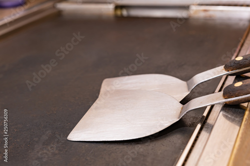 鉄板焼き お好み焼き 鉄板 ヘラ Stock 写真 Adobe Stock