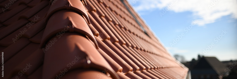 Dachdecker Handwerk liefert Ziegeldach Haus. Dachdecken in roter Dachziegel Tradition. Ton Ziegel Textur Banner - obrazy, fototapety, plakaty 
