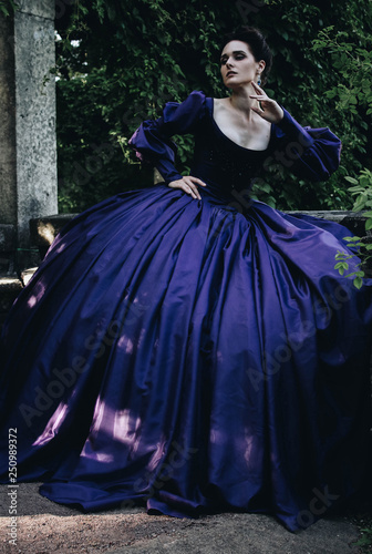 Fotografía Renaissance lady crinoline blue dress princess