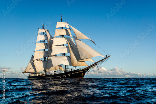 Fotografía German brig roald amundsen sailing on the atlantic at sunset