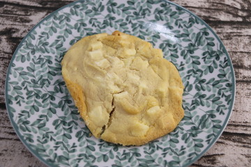 Sticker - Cookie au chocolat blanc sur une assiette