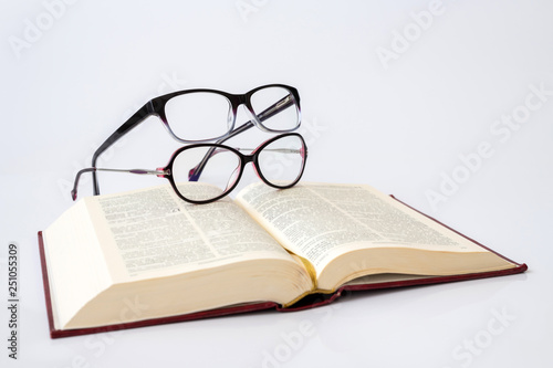 Fotografía Two glasses for women with monofocal lenses and book