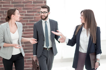 Canvas Print - business woman talking to colleagues standing in the office