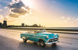 Amerikanischer mint blauer Cabriolet Oldtimer auf dem berühmten Malecon im Sonnenuntergang in Havanna Kuba - Serie Kuba Reportage