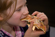 © Photography - Rothaariges Mädchen isst Pizza