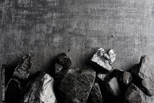 Cuadros en Lienzo Natural coal on a black background isolated closeup