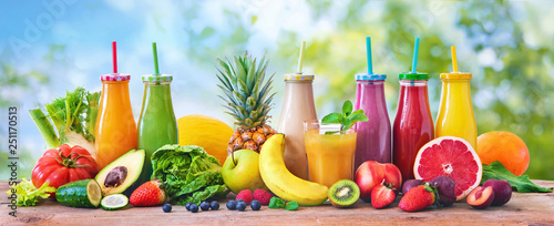 Fotomural Colorful freshly squeezed fruits and vegetables smoothies with ingredients for h