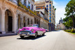 Amerikanischer pink Cabriolet Oldtimer auf der Hauptstrasse Jose Marti in Havanna City Kuba - Serie Kuba Reportage