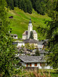 Kirche in Splügen- Bergdorf in der Schweiz