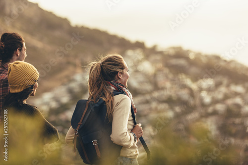 Photographie Friends hiking in nature