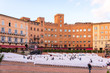 Zweimal im Jahr findet auf der Piazza in Siena ein Pferderennen zwischen den Contraden (Stadtteile) statt. Die Contrada die das Rennen (eine Fahne, den Palio) gewonnen hat, veranstalt auf der Piazza e