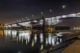 Fototapeta Fototapety z mostem - Most Poniatowskiego w Warszawie iluminowany w nocy