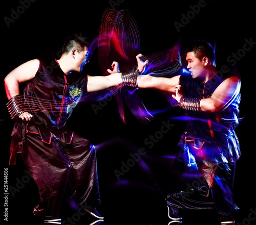 Dekoracja na wymiar wushu-chinski-boks-kung-fu-hung-gar-wojownik-na-bialym-tle-na-czarnym-tle-z