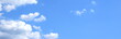 Weiße Wolken vor hellblauen Himmel - Banner und Hintergrund