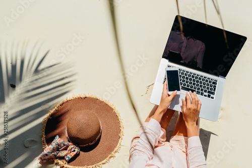Cuadros en Lienzo Woman freelancer work in tropics