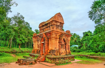 Fototapete - Ruins of a Hindu temple at My Son in Vietnam