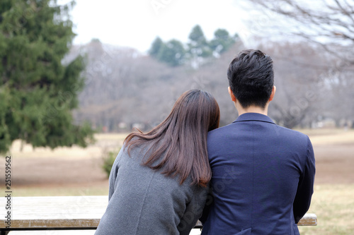 冬の公園で肩を寄せ合う男女のカップル Stock Photo Adobe Stock