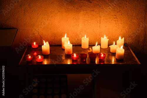 Cuadros en Lienzo Brennende Kerzen, Katholische Kirche Heilig Geist, Interlaken, Berneroberland,