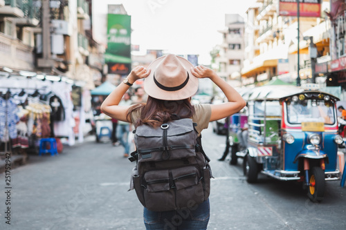 Cuadros en Lienzo Female tourist in Bangkok