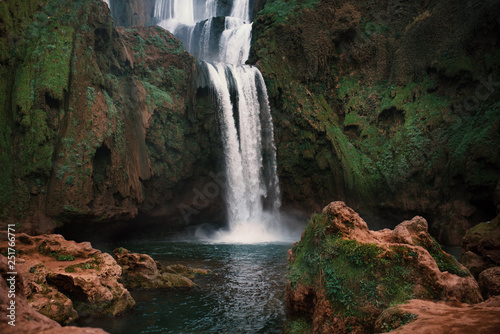 piekne-wodospady-zwane-ouzoud-w-maroku-ouzoud-falls-w-afryce-krajobraz