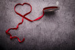 Serce symbol miłości. Romantyczny symbol serca na ciemnym tle.