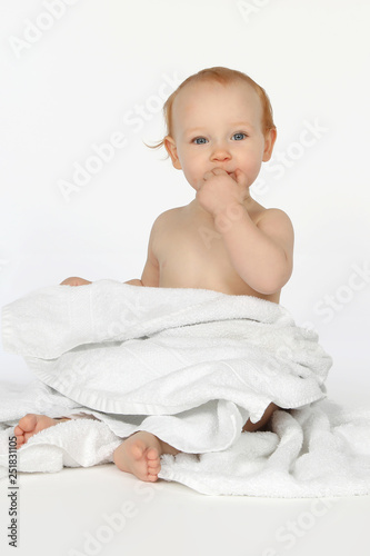 Hubsches Rothaariges Baby Sitzt Zwischen Handtuchern Buy This