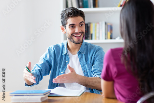 Spanischer Student beim Sprachkurs Tableau sur Toile
