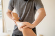 Fisioterapia en rodilla para tratar molestia de paciente