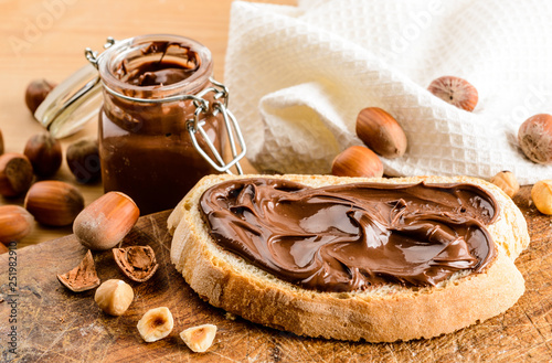 Cuadros en Lienzo Crema di nocciola su fetta di pane