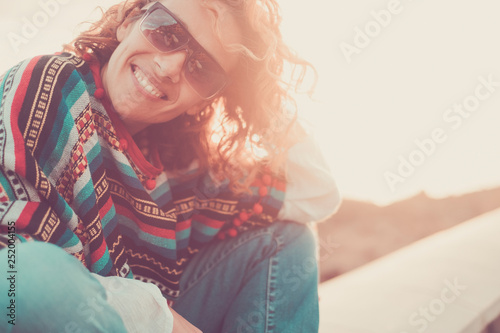 Fotografía Cheerful caucasian pretty middle age woman smiling and enjoying the sunset outdo