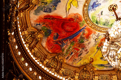Fototapeta na szkło Paryż; Francja - 4 sierpnia 2018 r .: Opera de Paris