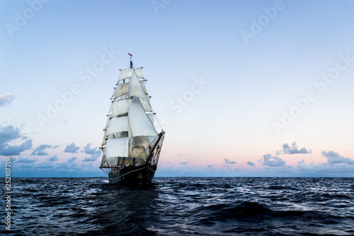 Fotomural German brig roald amundsen sailing on the atlantic at sunset