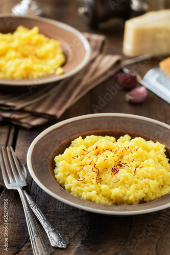 Fotografía Italian saffron risotto alla milanese served for two
