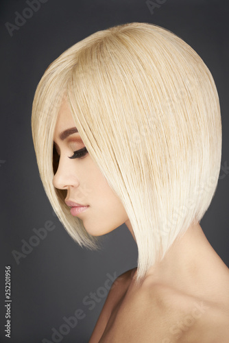 Photographie Lovely asian woman with blonde short hair
