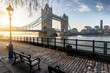 Sonnenaufgang hinter der Tower Bridge in London, Hauptattraktion für Touristen in der Stadt, Großbritannien