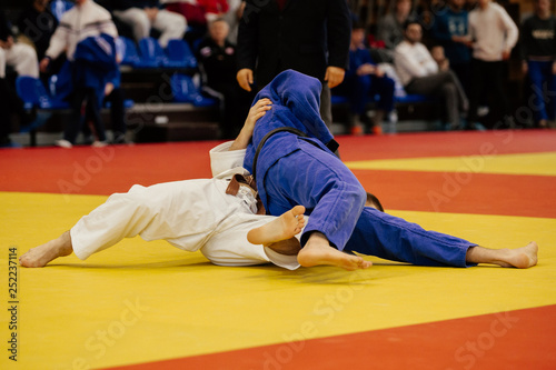 Dekoracja na wymiar  mecz-judoki-judo-na-tatami-w-silowni-z-publicznoscia-na-trybunie-tri