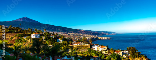 Fotomural Teide, Tenerife, Spain - The volcanic Mount Teide (Teyde) and the port city of Puerto de la Cruz, is the tourist center of the island north coast, on a sunny, cloudless day in October