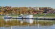 podróże statkiem po Wiśle, rejs sentymentalny,  jesienna panorama Kazimierza Dolnego z widokiem na zamek i przystań dla statków