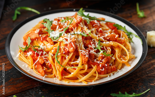 Fotografía Spaghetti alla Amatriciana with pancetta bacon, tomatoes and pecorino cheese