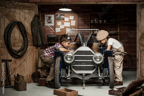 Fotomural Boys-mechanic with tools in the car in the garage